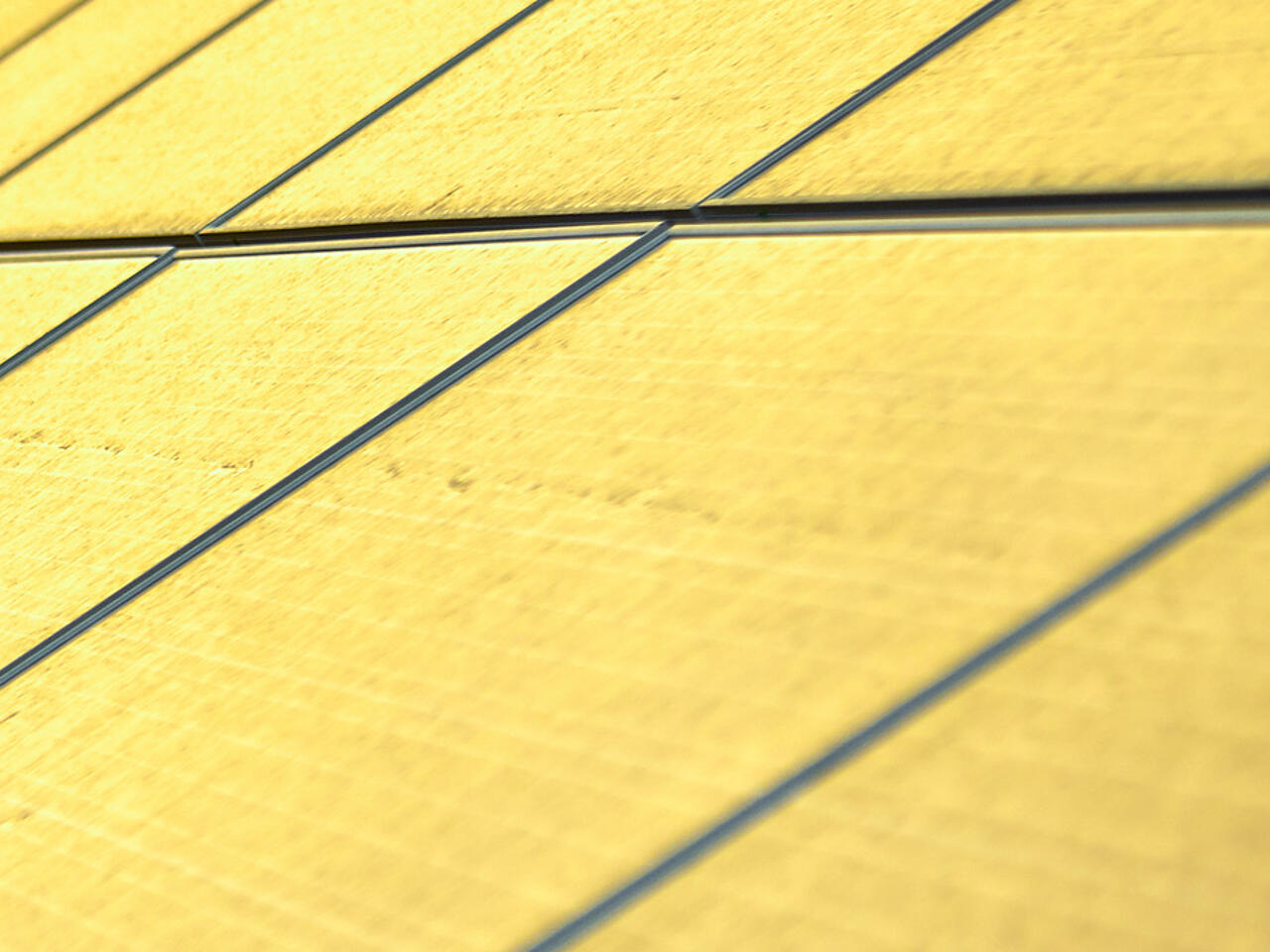 Un ingénieur teste un système photovoltaïque dans le désert, avec un ciel jaune en toile de fond